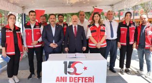 Vali Varol 15 Temmuz Anı Defterini doldurdu