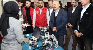 Vali Varol, Deneyap atölyelerini gezip gençlerle sohbet etti
