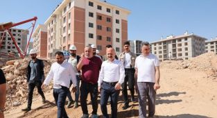 Vali Varol İndere’de yapımı devam eden kalıcı konutları inceledi