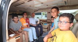Vali Varol, makam aracına aldığı çocuklarla çalışmaları inceledi