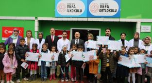 Vali Varol ve Müdür Tosun öğrencilerin karne sevincine ortak oldu
