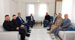 Vali Varol, Zey Köyünde yapımı tamamlanarak evlerine geçen aileleri ziyaret etti