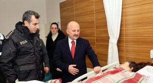 Vali ve Emniyet Müdürü’nden kaza geçiren polis memuruna ziyaret