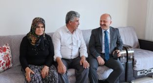 Validen şehit ailesine evinde ziyaret