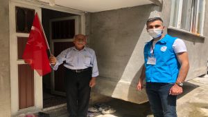 Vefa Sosyal Destek Grubu Adıyamanlılara Türk Bayrağı Dağıttı