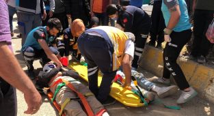 Virajı alamayan motor sürücünün refüje çıkması sonucu 2 kişi yaralandı - Videolu Haber