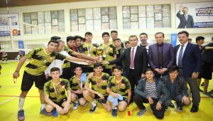 Voleybol’da Şampiyonlar Kupalarını Aldı