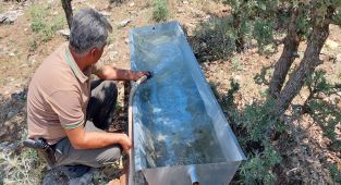 Yaban hayvanları için su tekneleri bırakıldı