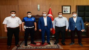 Yanan araca müdahale eden zabıta memuru altınla ödüllendirildi - Videolu Haber