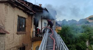 Yangında dumandan etkilenen iki kişi tedavi altına alındı