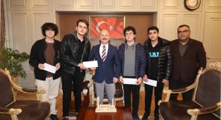 Yarışmada birinci olan öğrenci ve öğretmenleri Vali Varol'u ziyaret etti