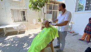 Yaşlı ve engelli vatandaşlara evde berber hizmeti sürüyor