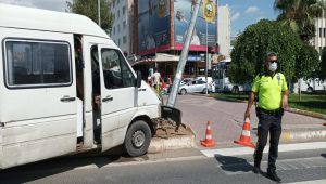 Yayaya çarpmamak için refüjdeki orta direğe çarptı