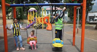 Yaz ayları için parkları hazır hale getiriyor