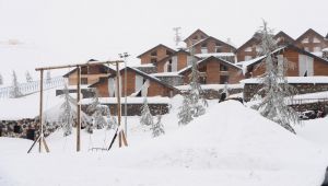 Yedikuyular Kayak Merkezi'nde kar kalınlığı 1 metreyi aştı