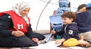 Yetim Vakfı Depremde yetim kalan çocuklara kol kanat geriyor - Videolu Haber