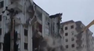 Yıkım esnasında elektrik direğinin üzerine çöken bina paniğe neden oldu - Videolu Haber