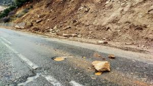 Yola düşen kayalar parçaları sürücülere zor anlar yaşatıyor