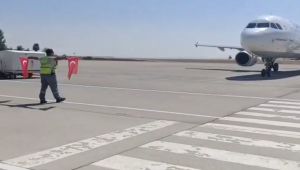 Yolcu uçağını Türk Bayrağı’yla karşıladı - Videolu Haber