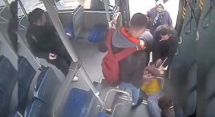 Yolda fenalaşan kadını halk otobüsü hastaneye yetiştirdi - Videolu Haber