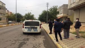 Yolda yürürken kimliği belirsiz bir kişi tarafından bıçaklandı