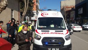 Yolun karşısına geçmek isteyen yayaya otomobil çarptı - Videolu Haber