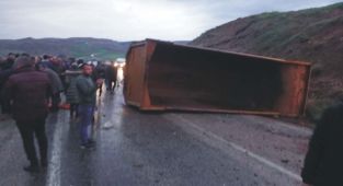 Yük kamyonu şarampole devrildi: 2 yaralı