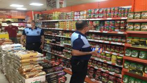 Zabıta ekipleri, kısıtlamada açık olan pazar ve marketleri denetledi